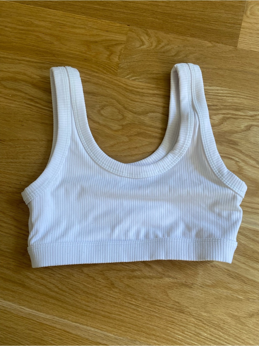 ALO Yoga White Ribbed Sports Bra in Size M
